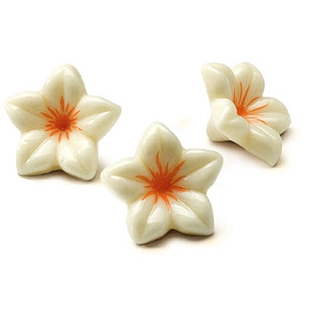 Hvite sjokoladeblomster ø30mm - 76stk